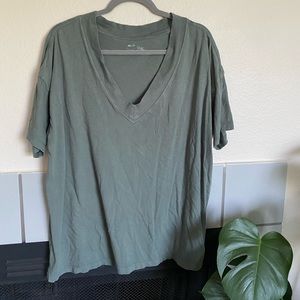 women's Aerie distressed v-neck top size M